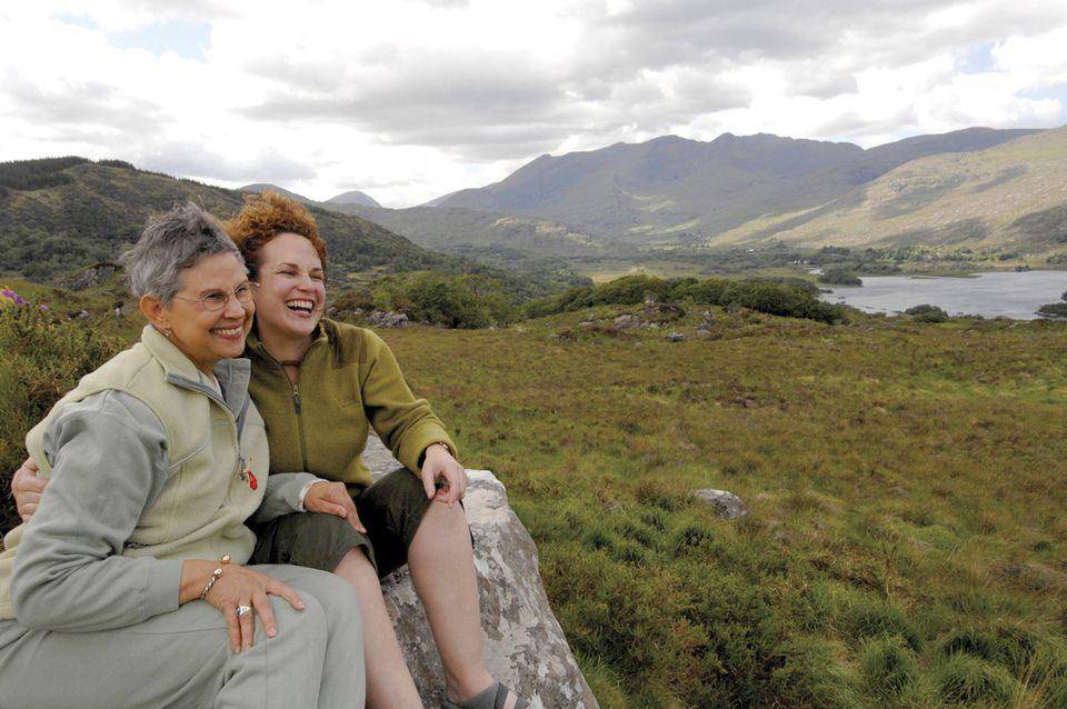 https://cdn.idntimes.com/content-images/post/20180329/ireland-grandmother-daughter-1-56afab805f9b58b7d01ba8e3-cb25488845741d8bc28050cb82f45211.jpg