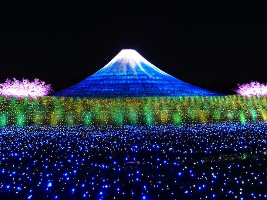 https://cdn.idntimes.com/content-images/post/20180119/japan-hosts-winter-light-festival-and-the-results-are-astounding-5a5546a2d1c16-880-fde8672553a0377f000a199156c1c9d7.jpg