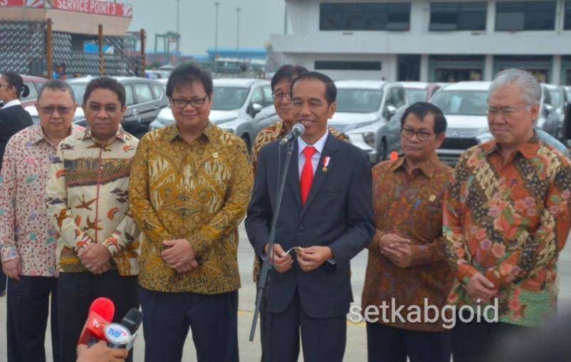 https://cdn.idntimes.com/content-images/post/20180425/joko-widodo-2-f4bd39ca187b48370c5dd917e66f48ad.jpg