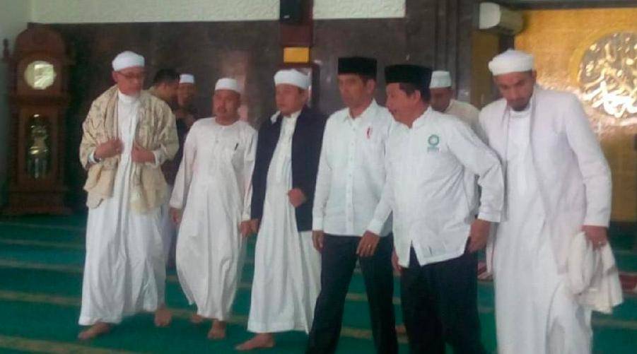 https://cdn.idntimes.com/content-images/post/20180425/jokowi-bertemu-pa-212-a9dbaea50109530a6ded4ed6ada2cdb2.jpg