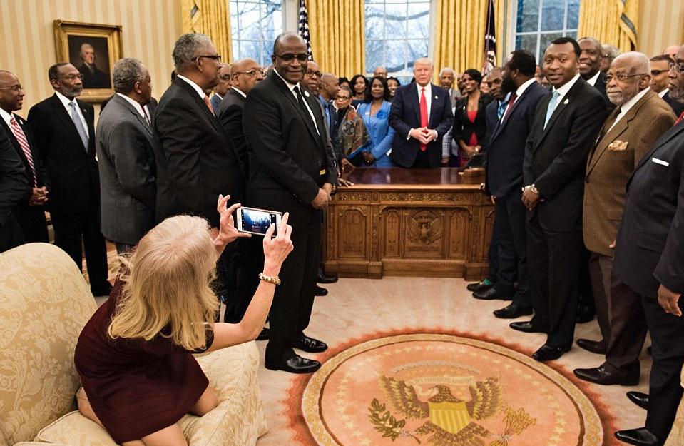 https://cdn.idntimes.com/content-images/post/20170228/jubir-trump-3-f4b180a39e0fd40f1b85f2900f321652.jpg