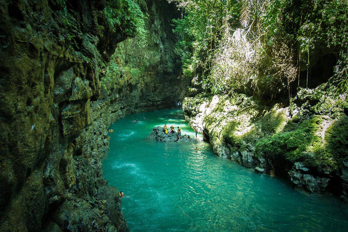 https://cdn.idntimes.com/content-images/post/20171024/keindahan-green-canyon-diapit-tebing-tinggi-fec061a49db9816db9639d74cb738152.jpg