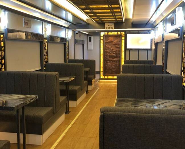 Potret Kereta Makan atau Restoran Kereta Api di KA Argo Muria (dok. PT KAI)