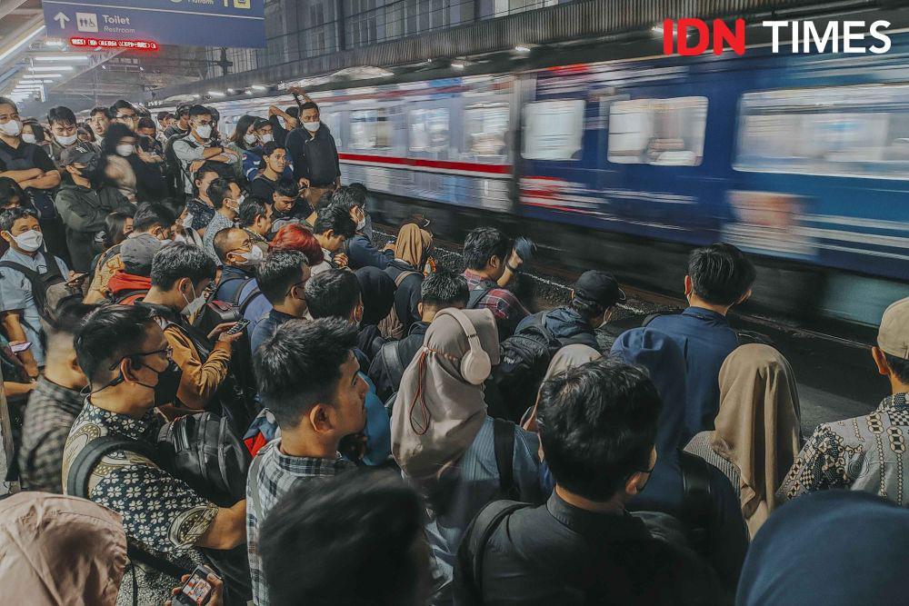 ilustrasi KRL (IDN Times/Herka Yanis)