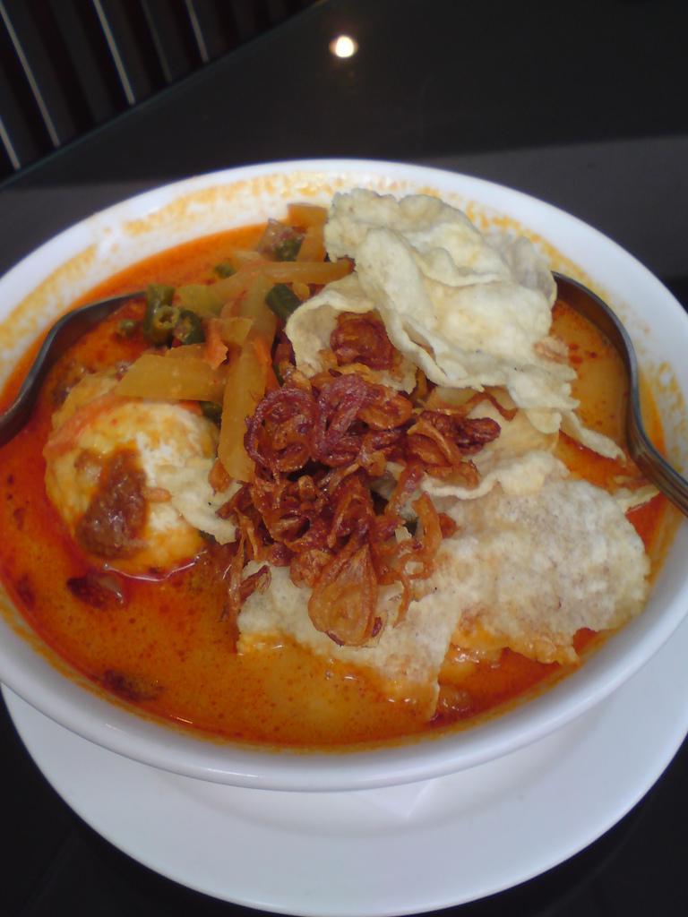 https://cdn.idntimes.com/content-images/post/20171102/lontong-sayur-emping-61b6edc1e79c9b6a21c184b667575921.jpg