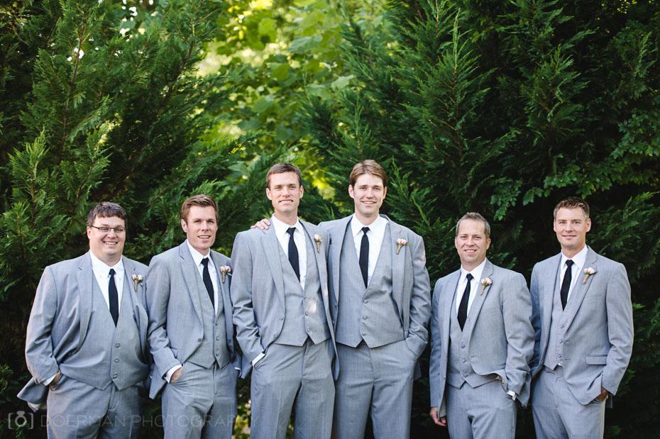 https://cdn.idntimes.com/content-images/post/20170621/loveless-barn-wedding-groomsmen-41538c30ac893cfb9457c373d7d28c84.jpg