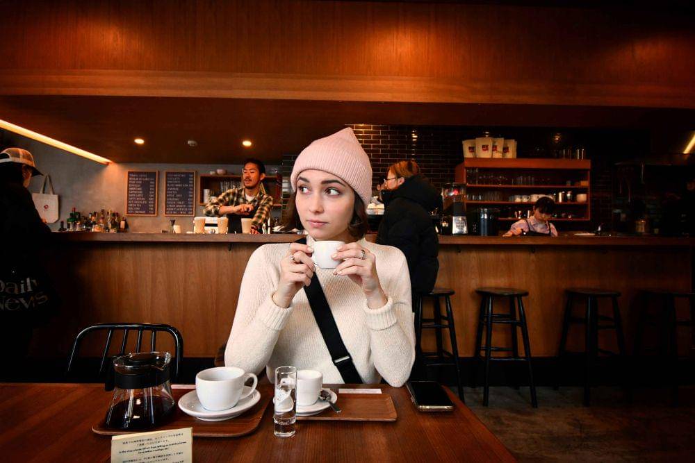 Ilustrasi Me Time di Kafe (unsplash.com/@harlynkingm)