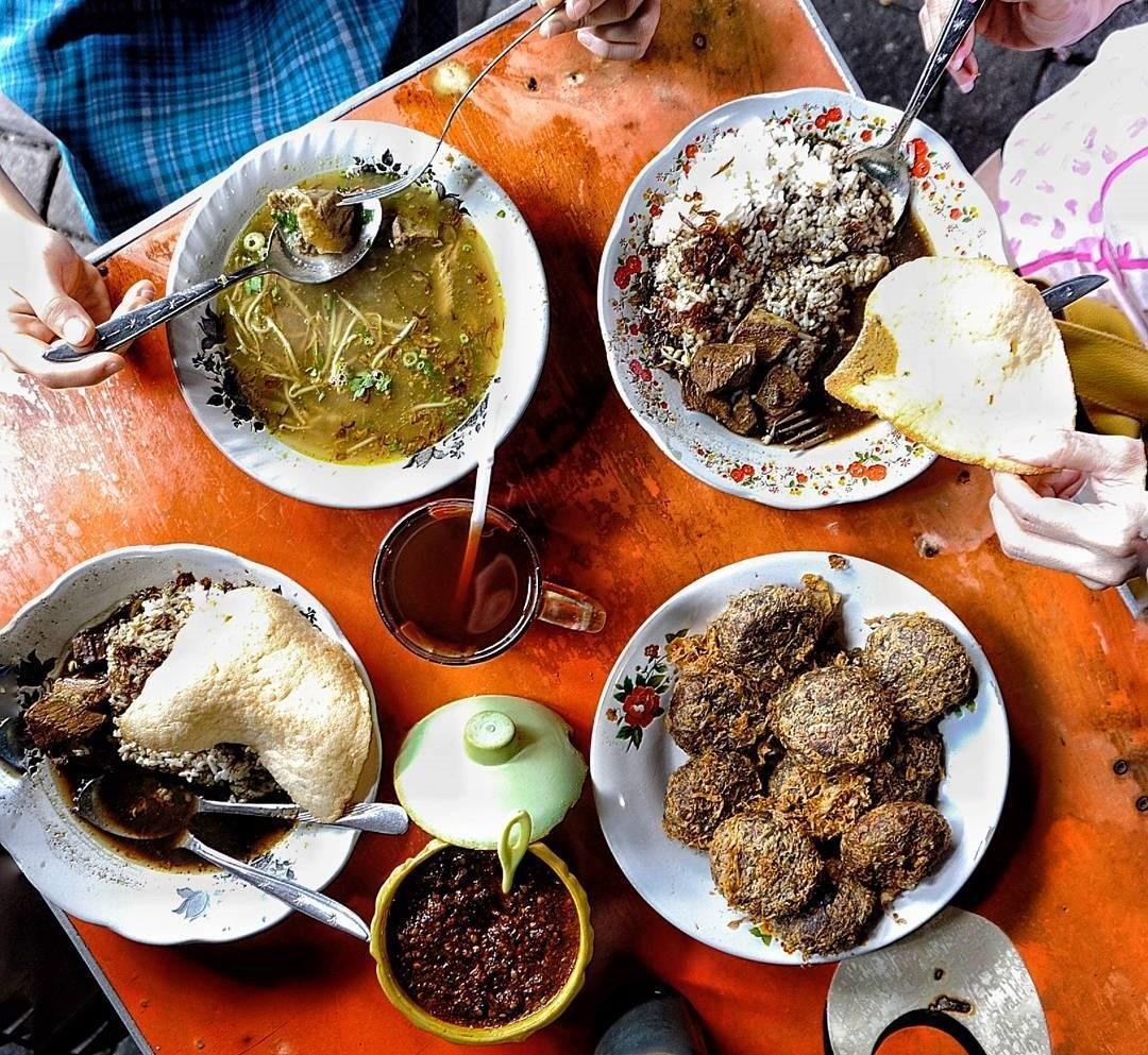 https://cdn.idntimes.com/content-images/post/20171213/menu-di-warung-sedap-malam-125235101d82ec131cb38ef57c38b108.jpg