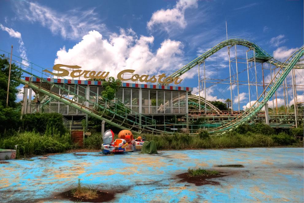 https://cdn.idntimes.com/content-images/post/20170915/nara-dreamland-screw-coaster-abandoned-japanese-amusement-park-428b5d06a60cab0710018c1f545812a2.jpg