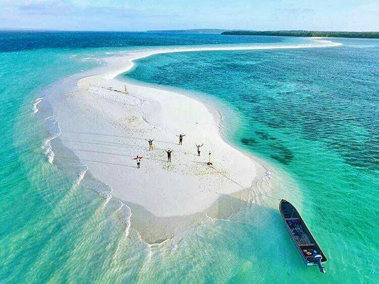 https://cdn.idntimes.com/content-images/post/20180306/ngurtafur-beach-southeast-maluku-jazzytobi-92f39e9f7db4b2d316c25f7f0fcc50f3.jpg