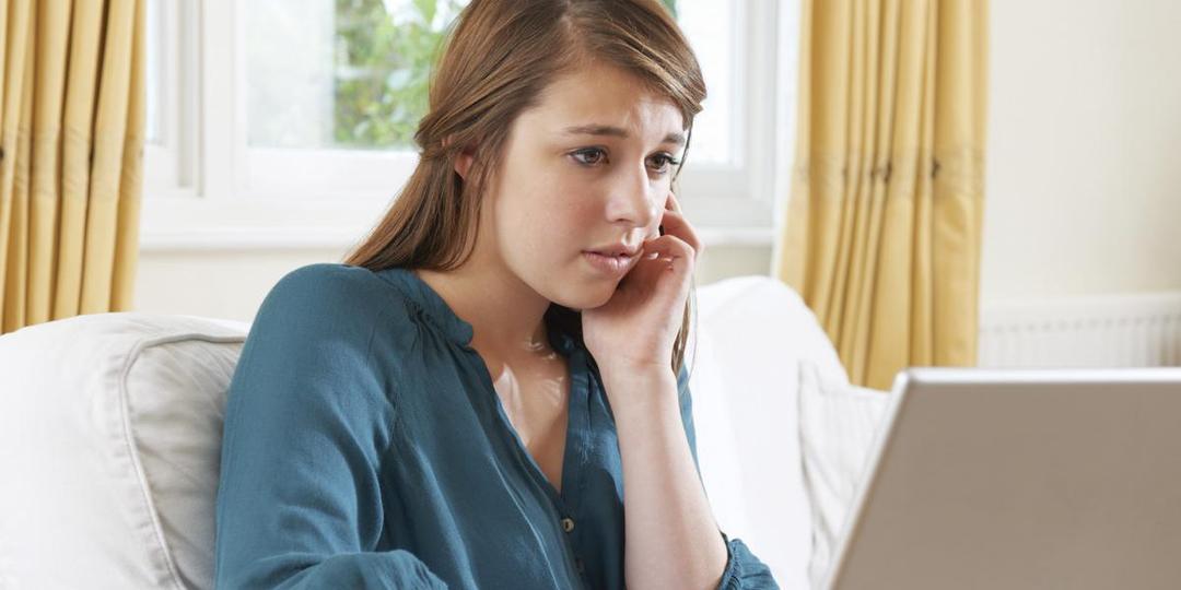 https://cdn.idntimes.com/content-images/post/20170622/o-worried-teen-using-computer-facebook-fe883aceb7ebae403f7e1a62df021127.jpg