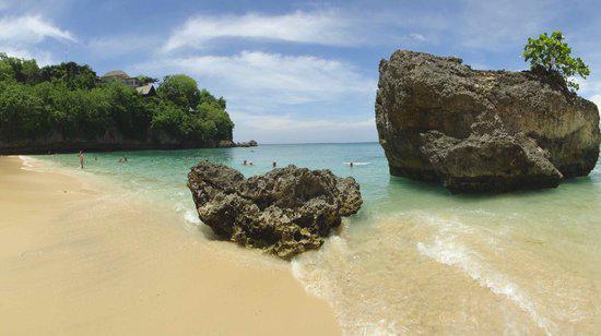https://cdn.idntimes.com/content-images/post/20170928/padang-padang-beach-9cc03e836403e009b79b83a824b26f5b.jpg