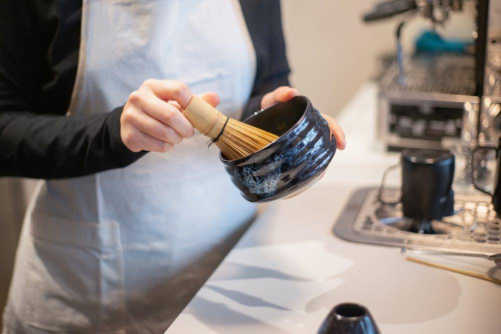 Ilustasi seseorang menggunakan chasen matcha (pexels.com/Kampus Production)