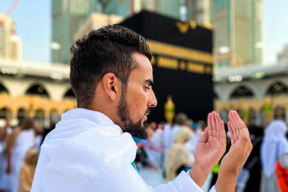 ilustrasi berdoa di depan Kaabah (pexels.com/M1DDL3 M7N)