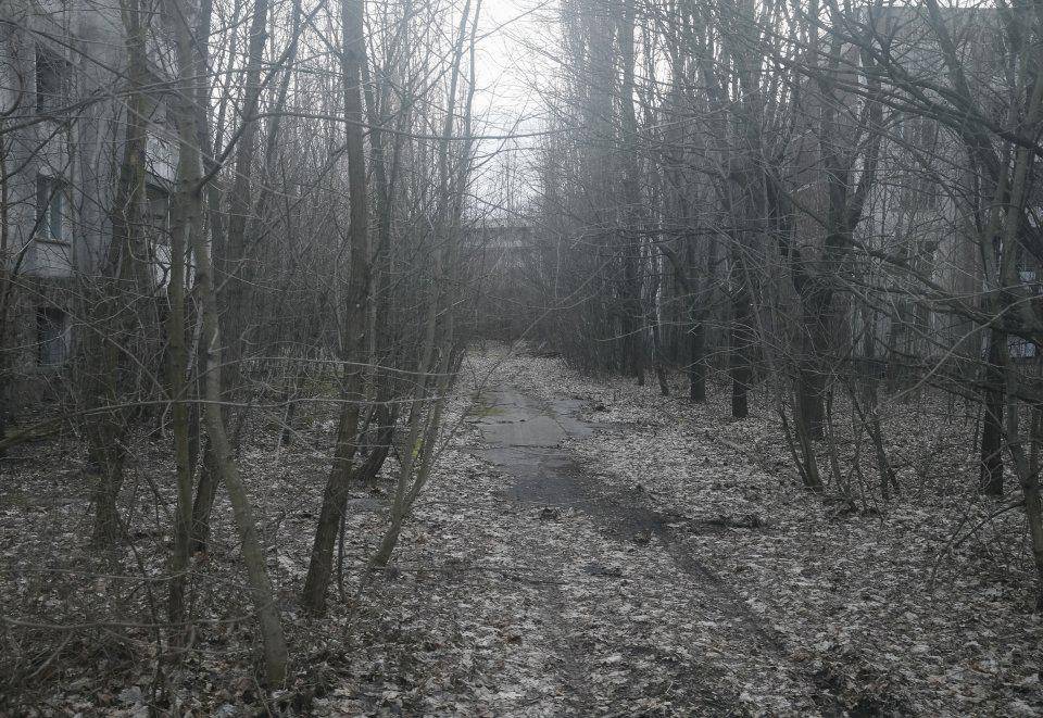 https://cdn.idntimes.com/content-images/post/20170428/pieces-of-burning-metal-went-in-the-air-causing-fires-where-they-landed-due-to-the-poisonous-radiation-the-chernobyl-site-was-declared-a-permanent-no-go-zone-768e9174281fc079da372216e0a361c8.jpg