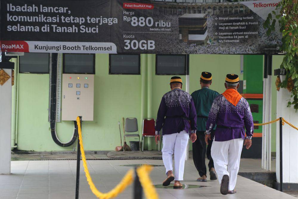 Aktivitas calon jemaah haji di Embarkasi Solo. (Dok. Telkomsel)