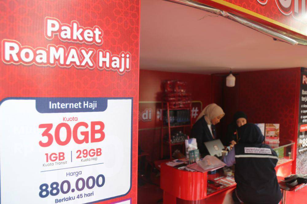 Aktivitas di booth layanan Telkomsel untuk haji di Embarkasi Solo. (Dok. Telkomsel)