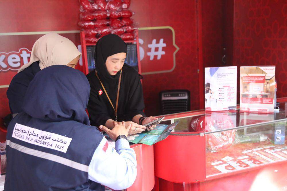 Aktivitas di booth layanan Telkomsel untuk haji di Embarkasi Solo. (Dok. Telkomsel)