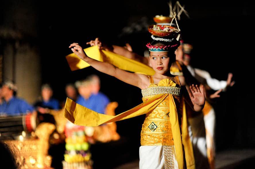 https://cdn.idntimes.com/content-images/post/20170918/sacred-offerings-in-bali-culture-indonesia-888x591-7fe803357d26bcedc75ec20665e7945d.jpg