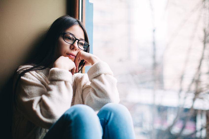 https://cdn.idntimes.com/content-images/post/20170529/sad-girl-looking-out-the-window-4cfeaf2d477f1269be43debc1e3af2c6.jpg