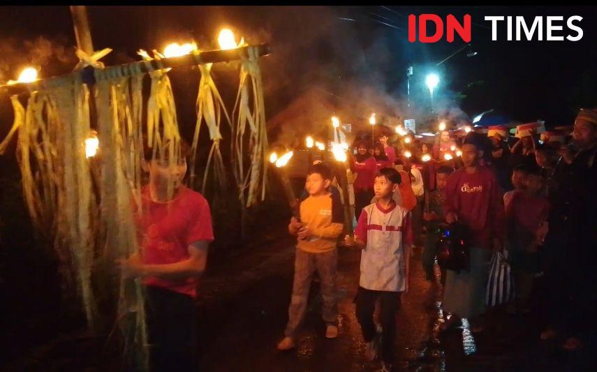 Sedekah Bumi Rawaheng, Ritual di Bawah Rintik Hujan