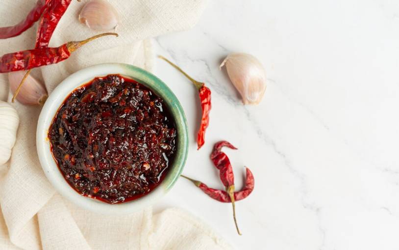 Pangsit ayam chili oil (freepik.com/jcomp)