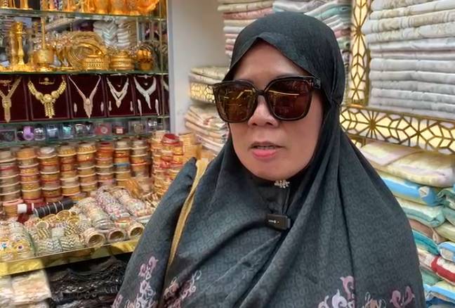Seorang jemaah asal Indonesia bernama Fatmawati mengaku berbelanja di toko Halal Al-Madinah Boss Hamid karena selain murah. (Media Center Haji)