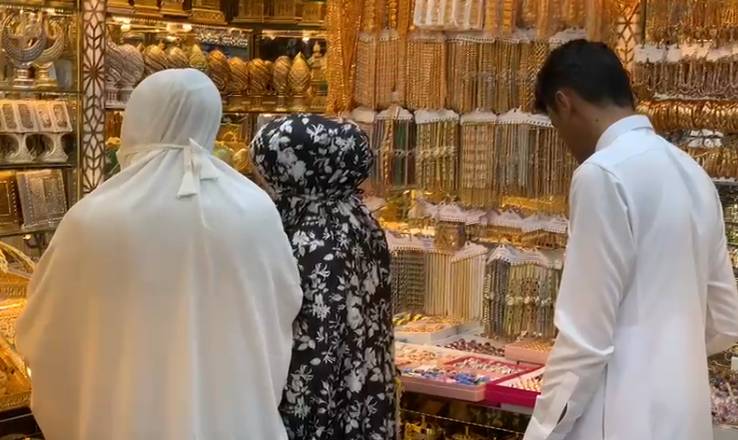 Jemaah haji asal Indonesia mulai berburu oleh-oleh di Madinah, Arab Saudi. (Media Center Haji)