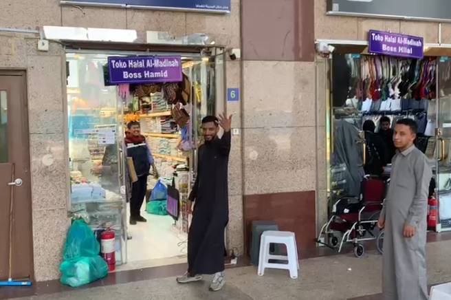 Hamid, pemilik toko Halal Al-Madinah Boss Hamid saat berada di depan tokonya. (Media Center Haji)