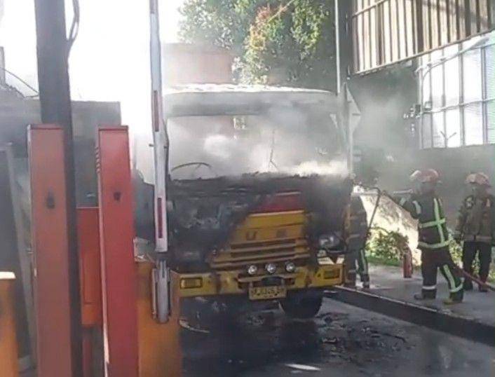 kondisi truk saat api coba dipadamkan petugas Damkar (dok.Damkar Kota Medan)