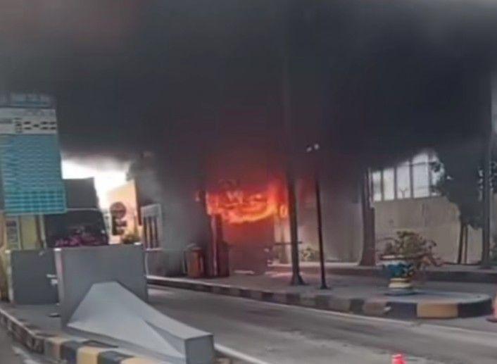 Kebakaran Truk Kontainer di Pintu Tol Mabar, Pos Jaga Ikut Terbakar