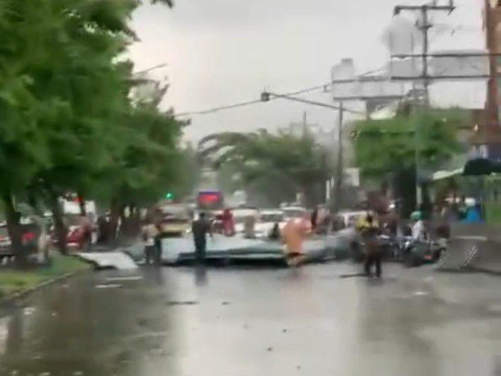 Angin Kencang, Atap Kampus Univa Terbang dan Jatuh ke Jalan Raya