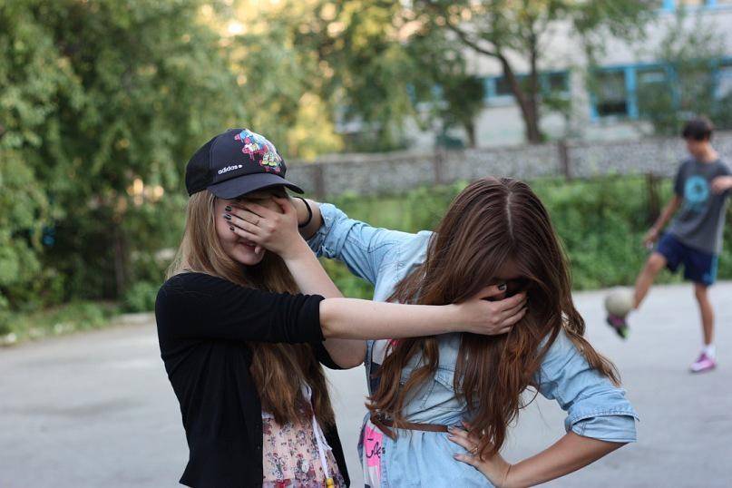 https://cdn.idntimes.com/content-images/post/20170612/sister7-a487435541660d1cd93bc9aa0d4659e2.jpg