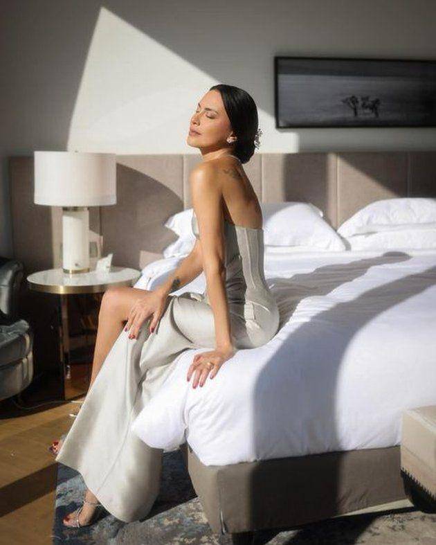 dress backless artis Indonesia (instagram.com/sophia_latjuba88)