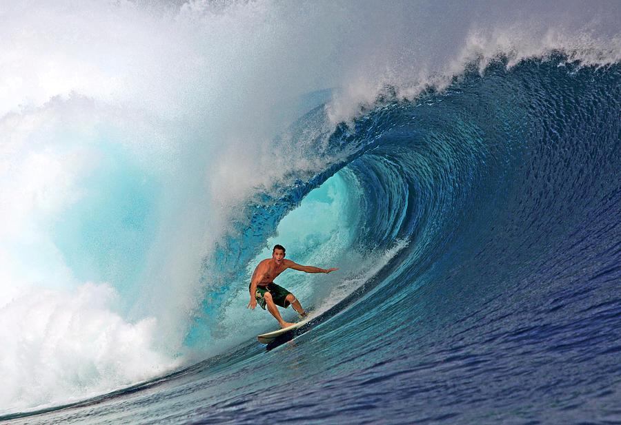 https://cdn.idntimes.com/content-images/post/20170918/surfing-mentawai-islands-paul-kennedy-34444240f11645b076669969da0c67cd.jpg