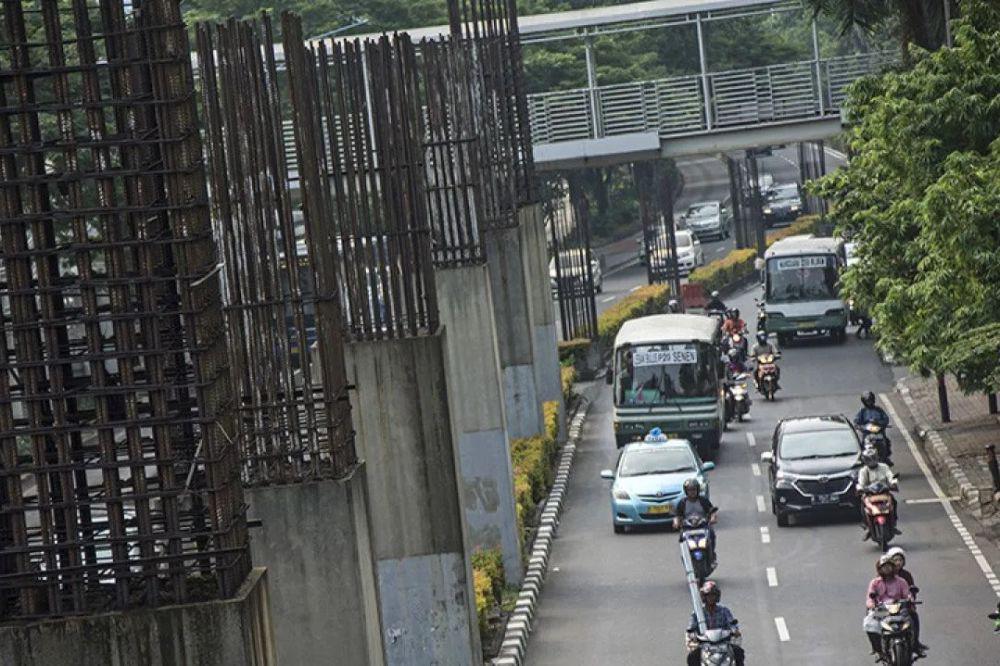 Pramono Akan Layangkan Surat ke PT Adhi Karya Bersihkan Tiang Monorel 