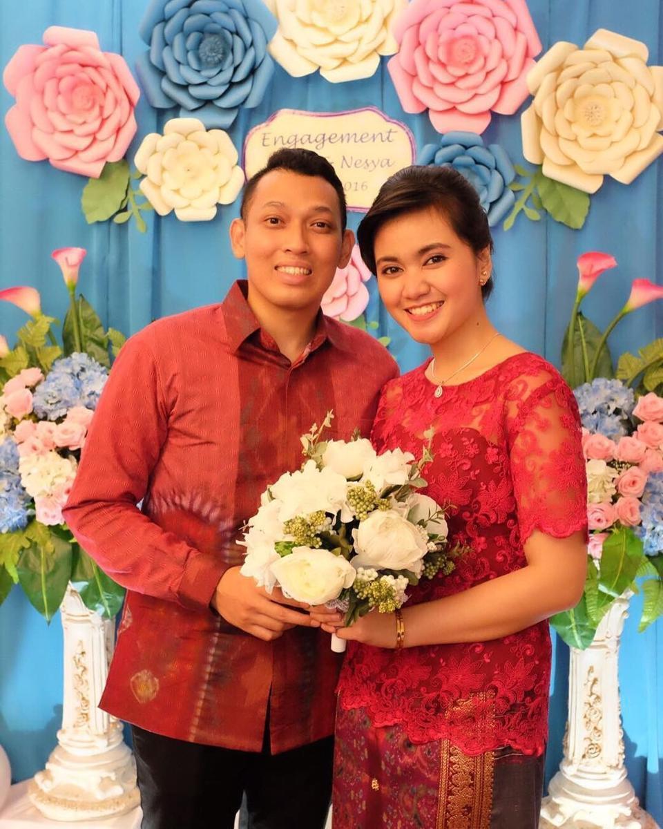 http://cdn.idntimes.com/content-images/community/2017/09/tunangan-87a7079dbd4982a186ba6668683f9a07.jpeg