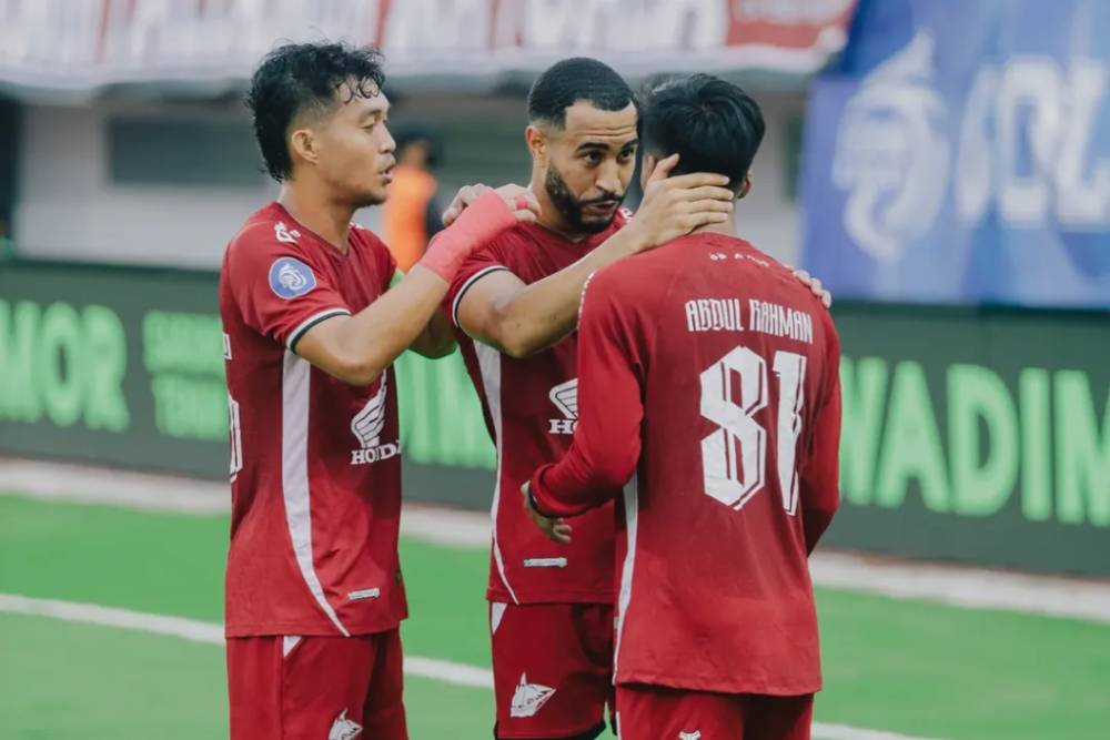 Pemain PSM Makassar, Victor Luiz (tengah) bersama Akbar Tanjung (kiri), merayakan gol yang dicetak ke Abdul Rahman (kanan) ke gawang Malut United dalam laga pekan ke-32 BRI Liga 1 2024/2025 di Stadion BJ Habibie Parepare, 10 Mei 2025. (Instagram.com/psm_makassar)