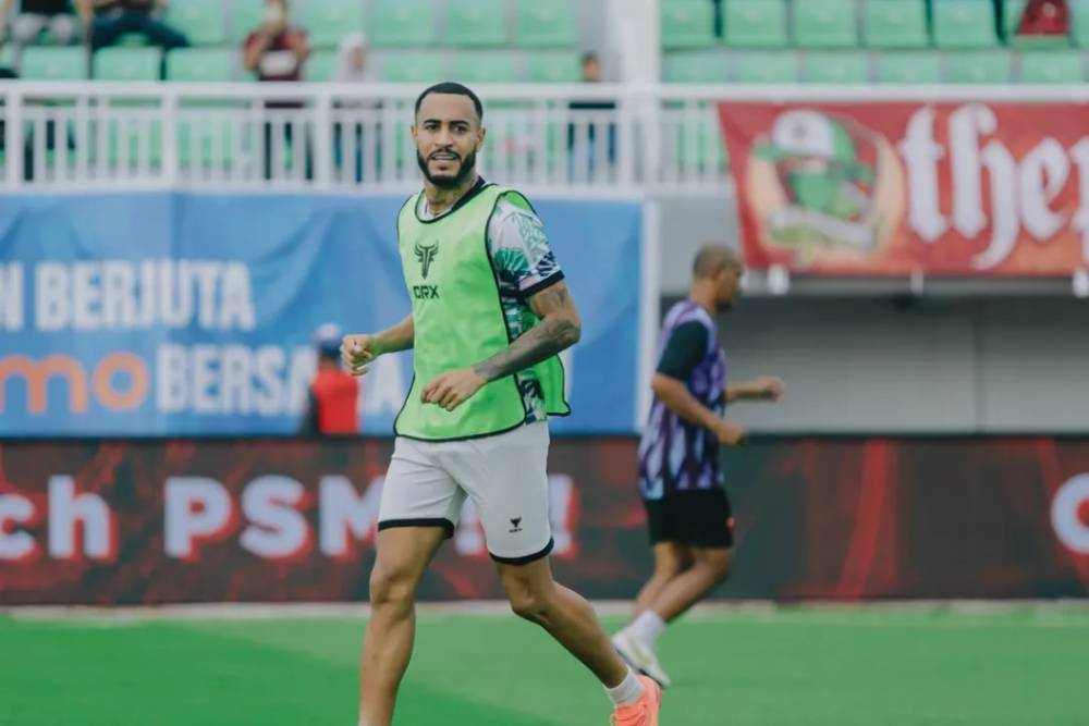 Pemain PSM Makassar, Victor Luiz, dalam sesi pemanasan jelang laga pekan ke-32 BRI Liga 1 2024/2025 kontra Malut United di Stadion BJ Habibie Parepare, 10 Mei 2025. (Instagram.com/psm_makassar)