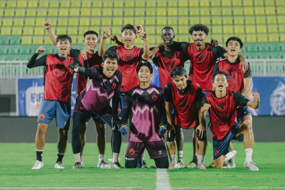 Para pemain PSM Makassar dalam sesi official training di Stadion BJ Habibie Parepare pada 22 Mei 2025. (Instagram.com/psm_makassar)