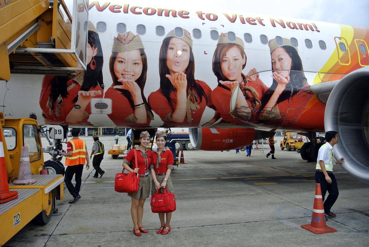 https://cdn.idntimes.com/content-images/post/20171220/vietjet-air-flight-attendants-pose-in-front-of-one-of-the-airlines-airbus-a320s-33056929260a3eed343c2deca6ae91d9.jpeg