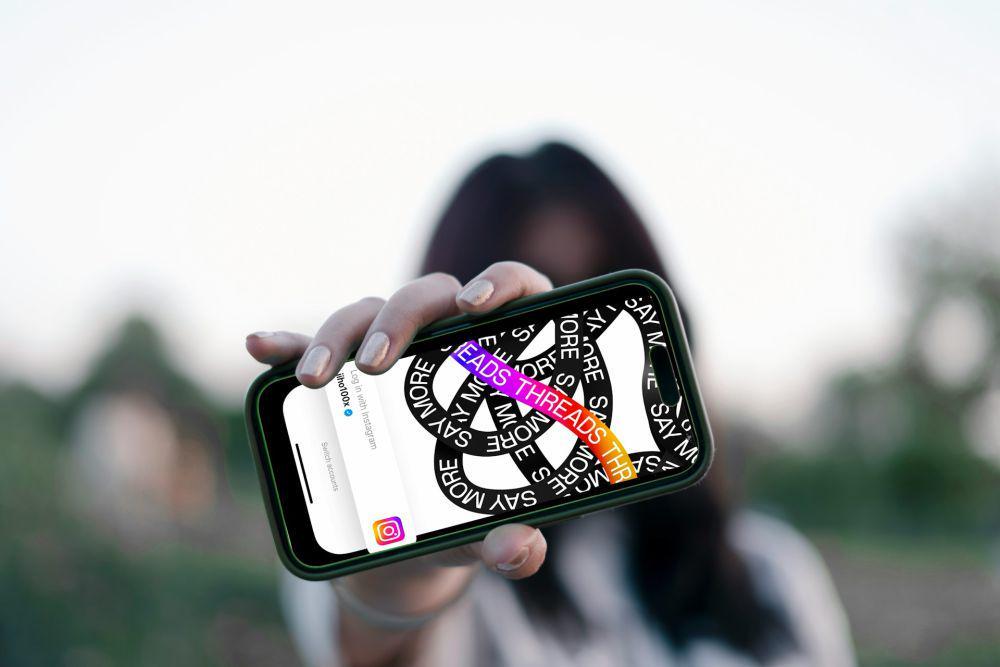 Threads di ponsel (unsplash.com/Viralyft)