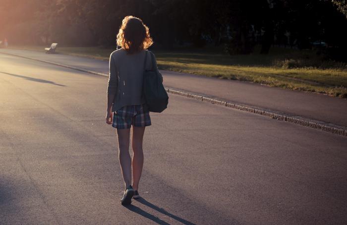 https://cdn.idntimes.com/content-images/post/20170106/walking-1c397b1876d2e144bc02ea83f5680905.jpg