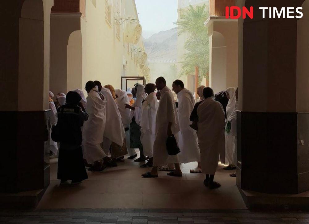 Jemaah haji usai salat sunah ihram di maskid Bir Ali (Media Center Haji/Rochmanudin)