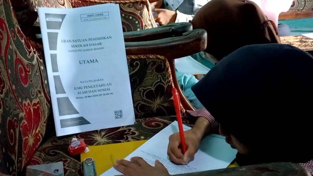 Siswa SDN 04 Depok ikuti ujian akhir sekolah di rumah warga. IDN Times/ istimewa