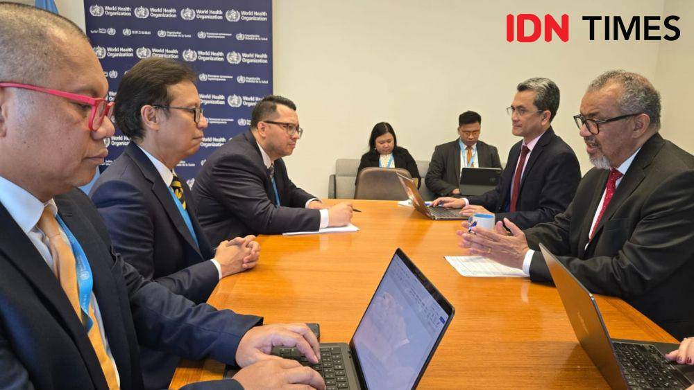 Menkes Budi Gunadi Sadikin dalam pertemuan dengan Direktur Jenderal Organisasi Kesehatan Dunia (WHO) Tedros Adhanom Ghebreyesus di Kantor WHO, Swiss, Selasa 20 Mei 2025. (IDN Times/Uni Lubis)