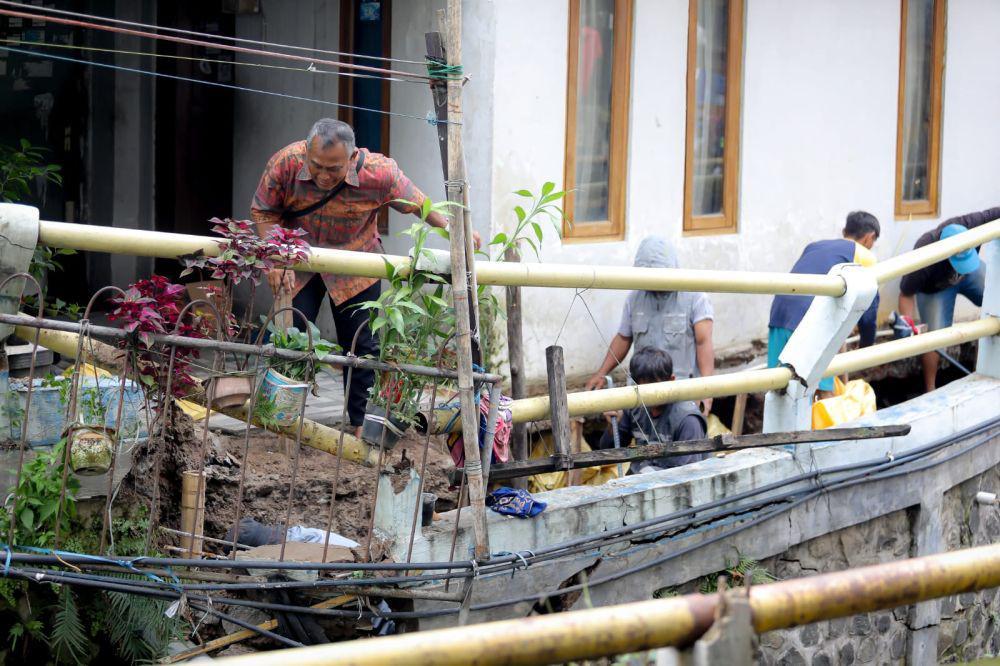 Hujan Berhari-hari di Bandung, 2 Rumah Rusak Akibat Pergeseran Tanah