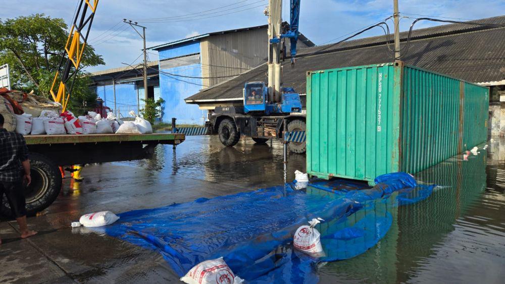 Tanggul di kawasan Pelabuhan Tanjung Emas Semarang tepatnya di depan PT Koja Bahari jebol, Jumat (23/5/2025) sekitar pukul 15.00 WIB. (IDN Times/bt)