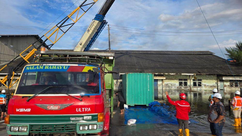 Tanggul di kawasan Pelabuhan Tanjung Emas Semarang tepatnya di depan PT Koja Bahari jebol, Jumat (23/5/2025) sekitar pukul 15.00 WIB. (IDN Times/bt)