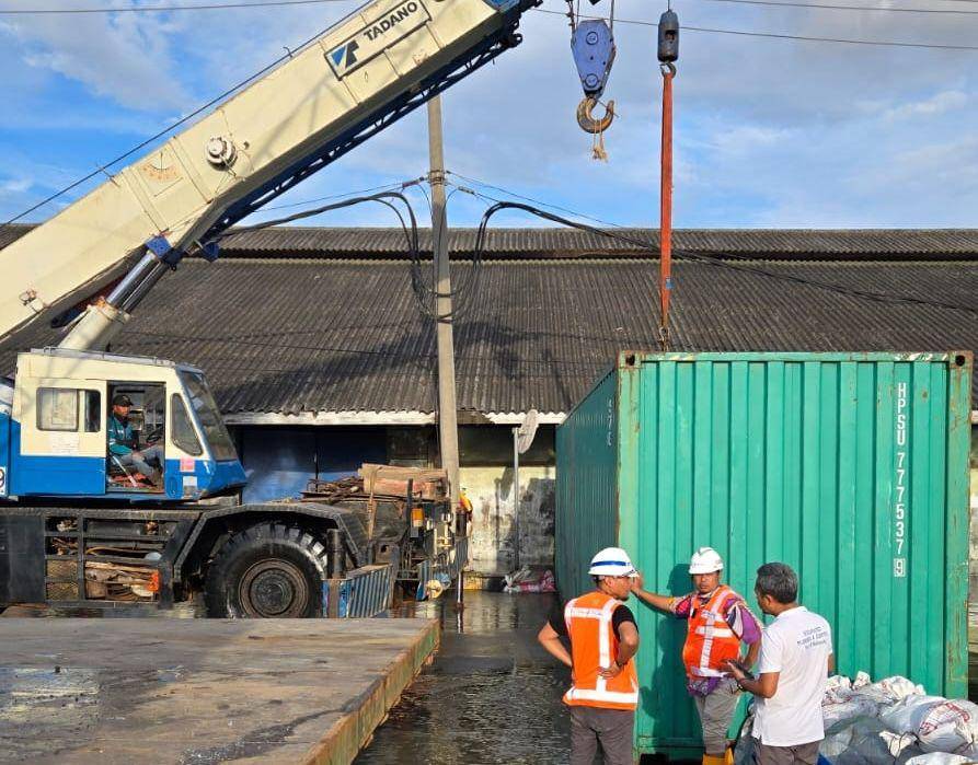 Tanggul di kawasan Pelabuhan Tanjung Emas Semarang tepatnya di depan PT Koja Bahari jebol, Jumat (23/5/2025) sekitar pukul 15.00 WIB. (IDN Times/bt)
